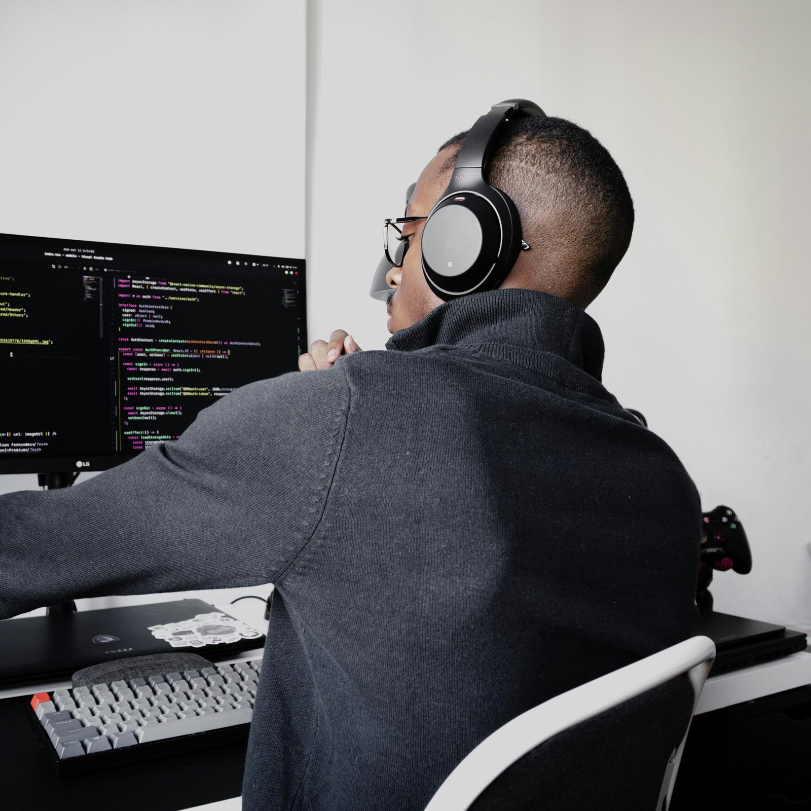 man in black long sleeve shirt wearing black headphones